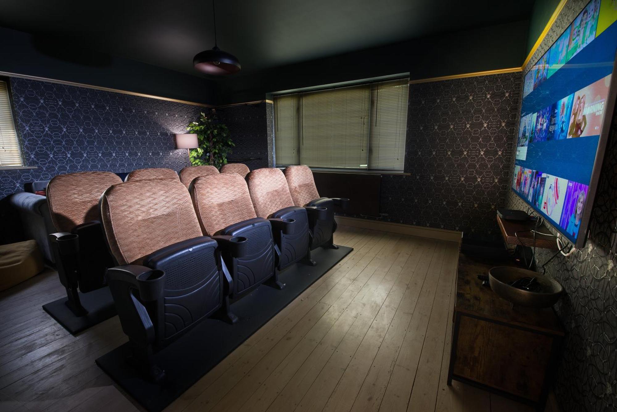 Deluxe 4 Or 5 Bed House With Hot Tub, Cinema Room Sleeps 15 Saffron Walden Exterior foto