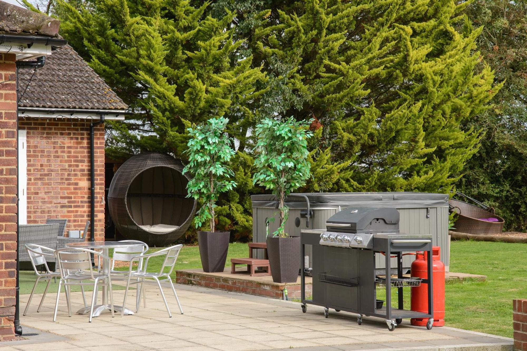 Deluxe 4 Or 5 Bed House With Hot Tub, Cinema Room Sleeps 15 Saffron Walden Exterior foto