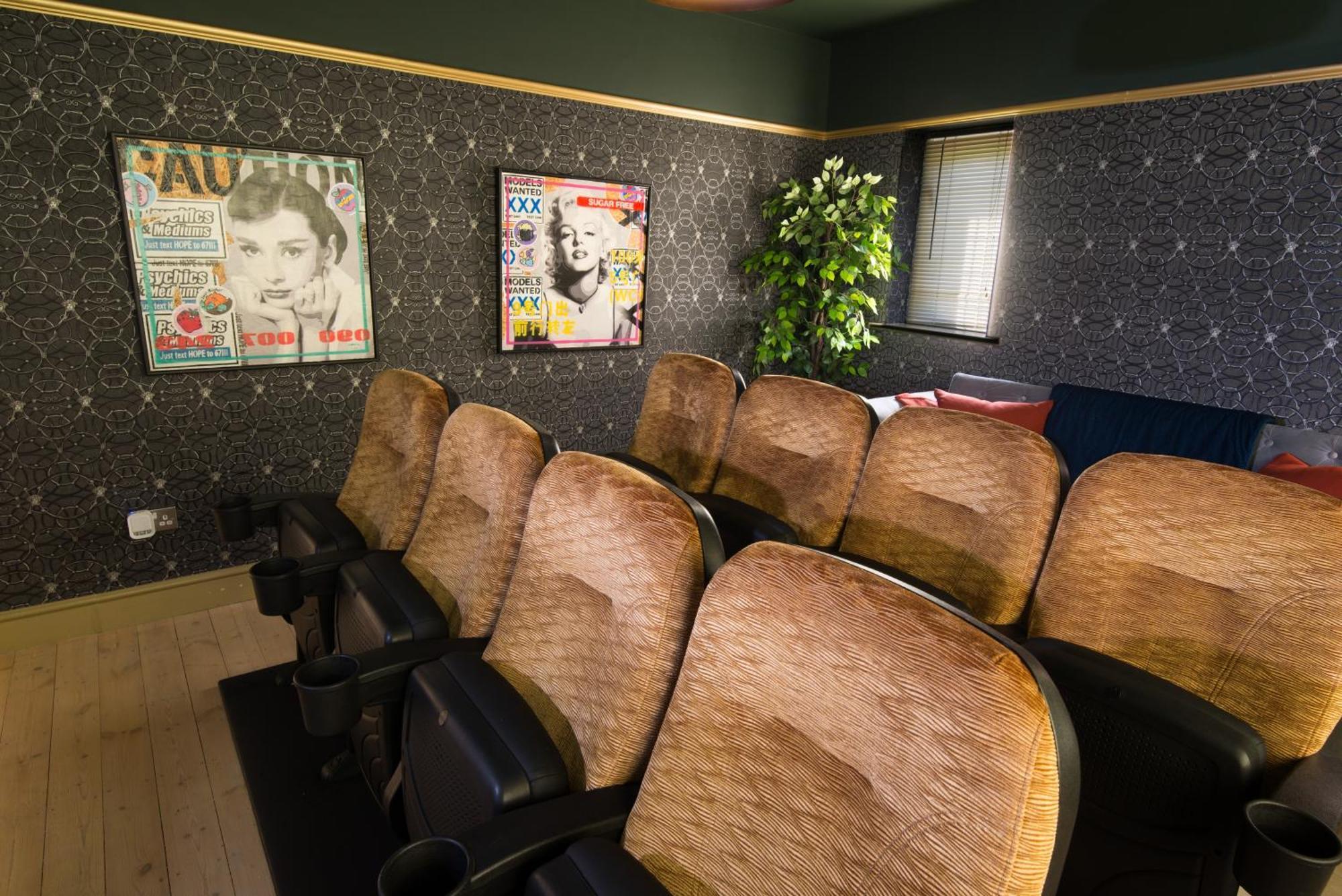 Deluxe 4 Or 5 Bed House With Hot Tub, Cinema Room Sleeps 15 Saffron Walden Exterior foto